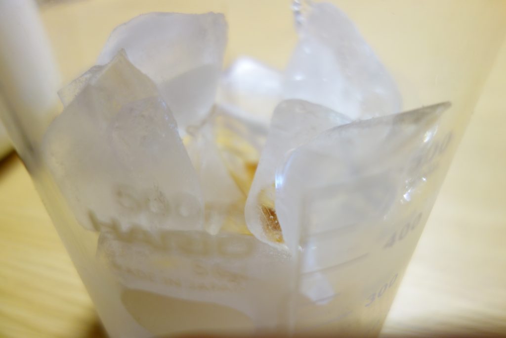 氷をたくさん入れたビーカーに熱いコーヒーを直接抽出 急冷する